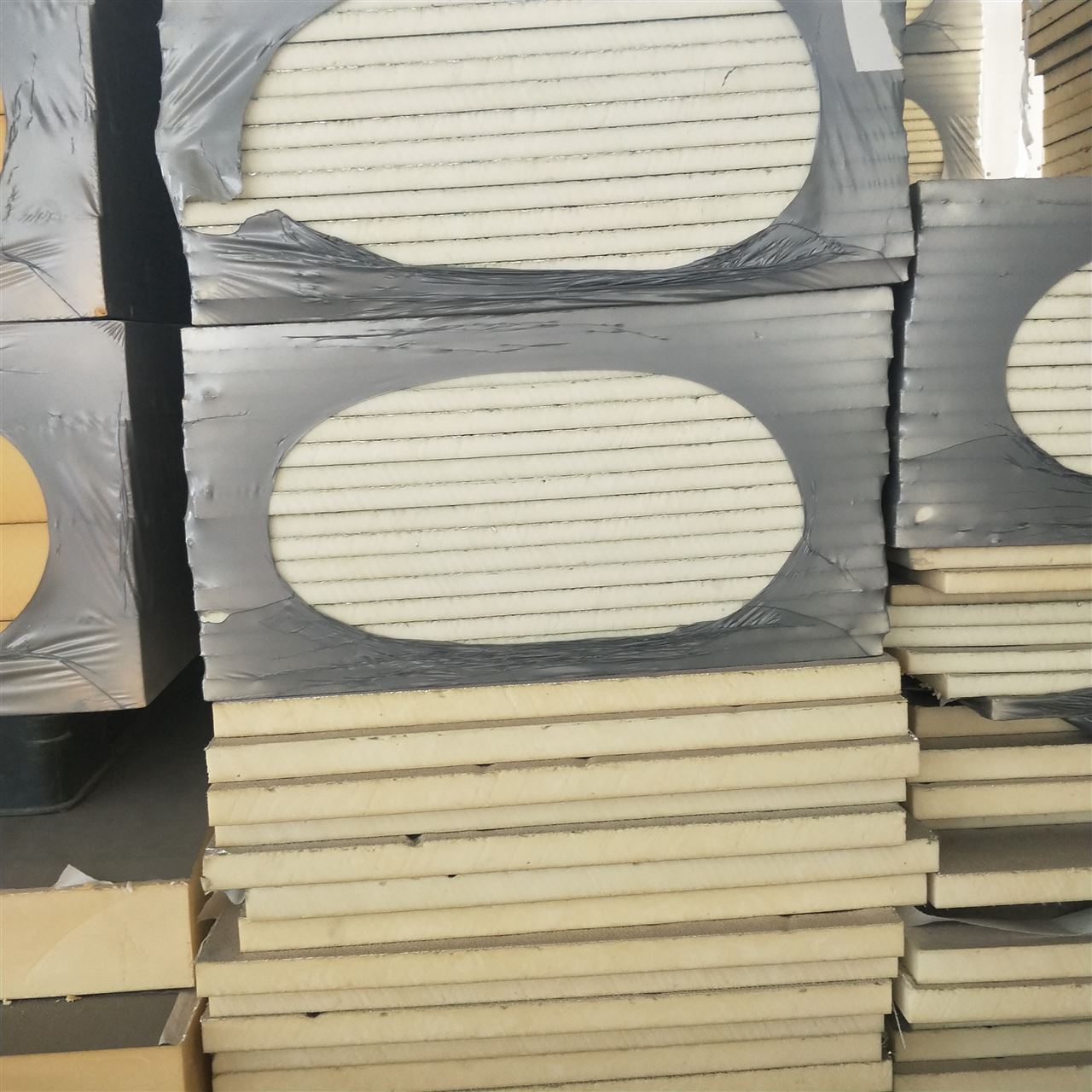 聚氨酯復合保溫板 建筑節(jié)能新熱潮中的一體化解決方案